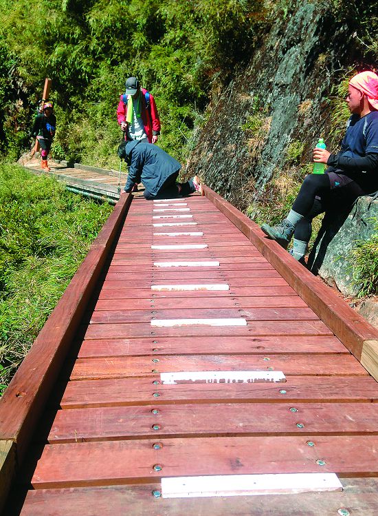 山區步道地處偏遠，各項維護仰賴人工長途跋涉作業，對於自然的愛好是從事這項工作最大的支持力／玉管處提供