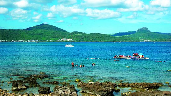 從岸上巡查著各類海域遊憩活動