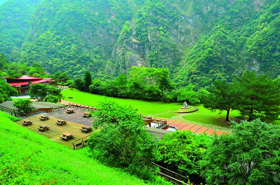 布洛灣臺地是崇山峻嶺間難得的平坦地形