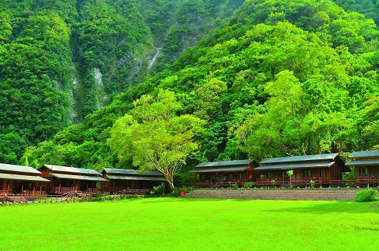 布洛灣上臺地山月村以類似村莊聚落的概念，進行整體規劃