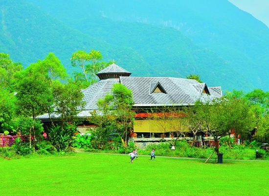 山月村入口大廳建築，本身為一樓挑高環形建築，屋頂上設計了類似太子樓概念的環狀開窗，以及三角形老虎窗，增加通風及採光