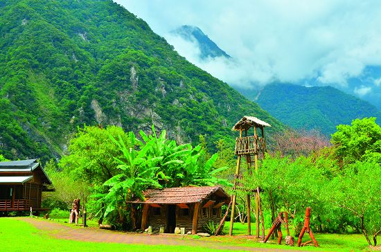 山月村中有太魯閣族傳統家屋建築的展示