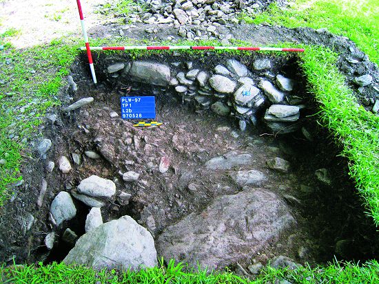 普洛灣遺址探坑出現礫石堆砌的結構遺跡