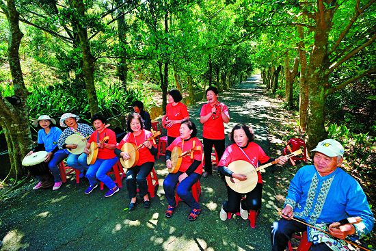 滿州民謠協進會在生態旅遊用餐期間吟唱民謠／陳忠能攝