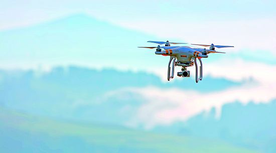 近年興起的空拍機熱潮，引起許多不同層面的議題討論