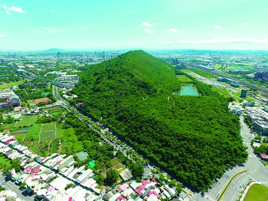 空拍機可協助辨識植被復育的成果（圖為半屏山，原為石灰石礦區，1997年終止採礦後，進行護坡植生綠化，而今綠意已佈滿山頭）／壽籌處提供