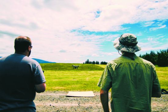 跟隨專業人士了解空拍機的性能及操作方式，是建議的入門方式