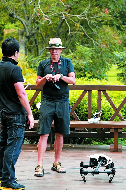 楊湘文導演與空拍機專業團隊討論拍攝取景