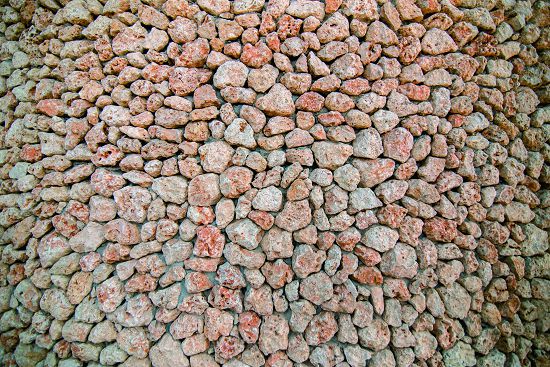 咕咾石砌牆建築外觀，兼具美感和溫溼度調控功能