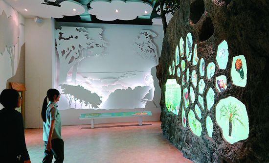 大型山林都市紙雕模型，是淺山生態情境舞臺的投影布幕／內政部營建署提供