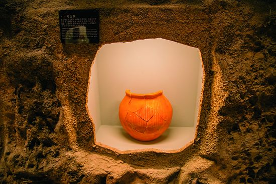 透過雙手的細膩觸覺，動手還原陶具的面貌