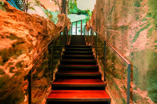 前往觀景台的階梯模擬園區大峽谷地景