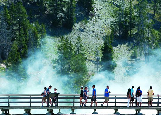 美國黃石國家公園在火山口間歇泉周邊設置木棧道，設計上同時維護遊客安全以及兼顧各年齡層的使用方便性