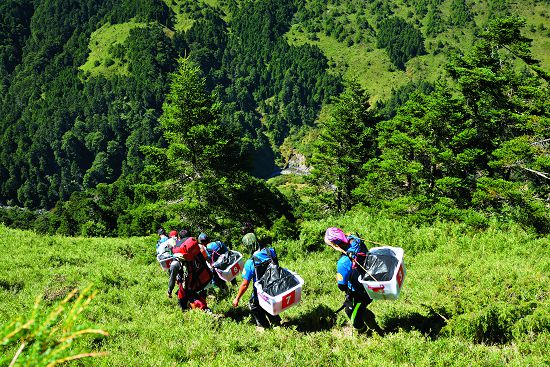 臺灣櫻花鉤吻鮭合歡溪放流(放流點小嘆息灣)/雪管處提供(俞錚皞攝)