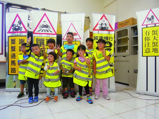 Little volunteers participating in the Gang-Kou community crab-saving operation