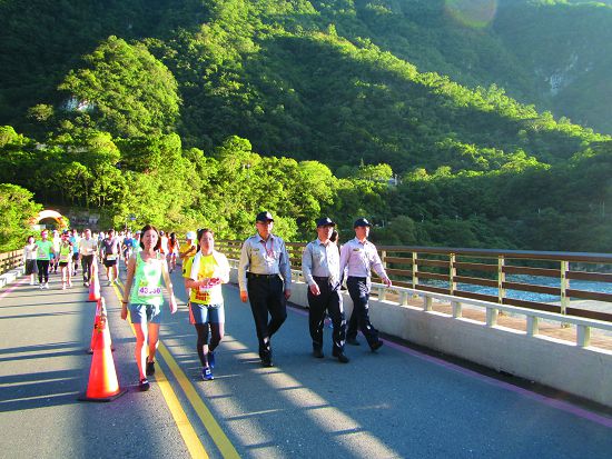 保七總隊第九大隊在太魯閣國家公園峽谷馬拉松活動中進行交通管制及安全維護勤務/保七總隊第九大隊提供