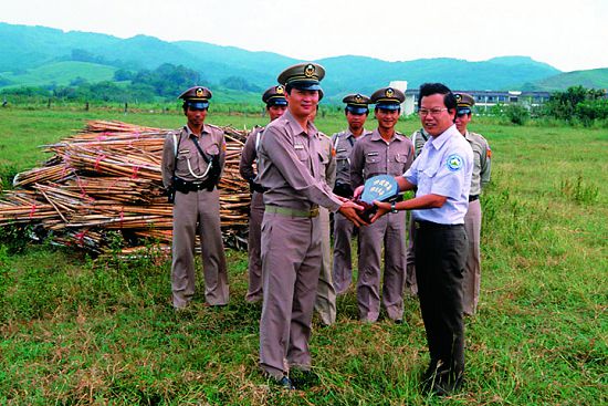 1987年墾丁國家公園管理處焚燬取締沒收之鳥仔踏,並表揚護鳥有功人員/墾管處提供