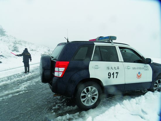 保七總隊第九大隊在合歡山雪季時,頂著寒風冽雪進行交通疏導和安全宣導/保七總隊第九大隊提供