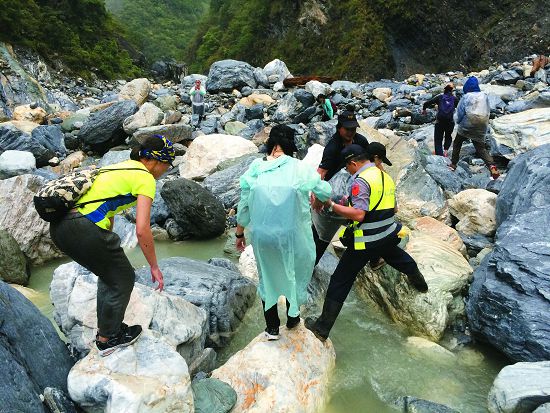 保七總隊第九大隊救援受困溪谷的民眾/保七總隊第九大隊提供