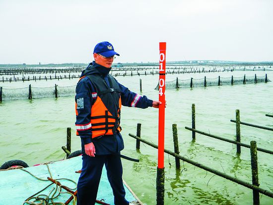 台江國家公園警察隊插旗護蚵守護漁民產業/ 台管處提供