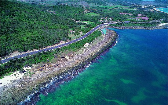 國家公園幅員遼闊,維護生態環境更有賴民眾的自律(圖為墾丁國家公園眺石海岸)/墾管處提供