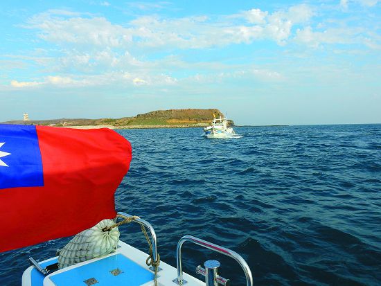 保七總隊第七大隊與海洋國家公園管理處保育巡查員共同進行海域執法任務/海管處提供