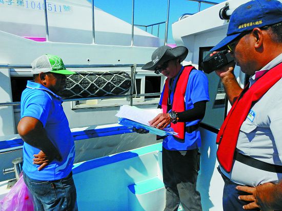 保七總隊第七大隊與海洋國家公園管理處保育巡查員進行登船查驗/海管處提供