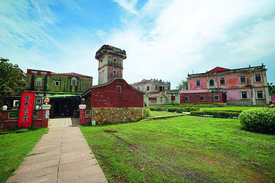 得月樓(中)、風獅爺文物坊(右)及金水食堂(左)/楊懷智攝