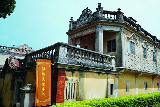 The restored historic houses are also used as exhibition and retail spaces (Wind Lion God Cultural Relics Shop).