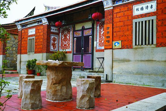 Besides being used as homestays, the restored historic houses are also used as dining spaces.