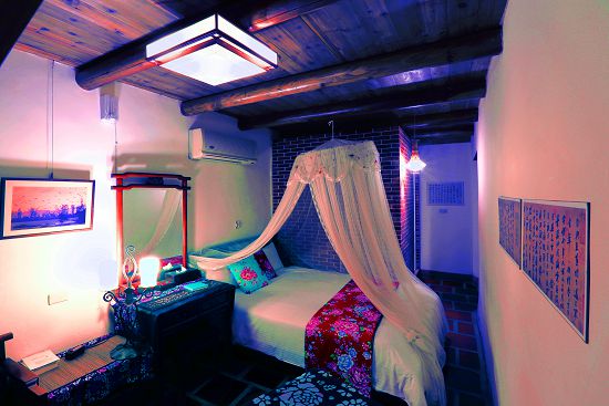 A use target needs to be set in the very beginning when restoring historic houses. When used as a homestay, it is necessary to take into account the general accommodation needs in this modern time and at the same time, avoid any damage to the building itself. / provided by Xiang-Fen Yan