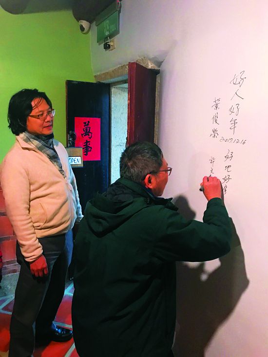 Former Minister of the Interior Jiunn- Rong Yeh and Wen-Lung Hsu, Former Director General of the Construction and Planning Agency visiting a restored Kinmen historic house (Shuntian Mansion) / provided by Kinmen National Park Headquarters