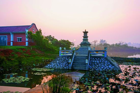 雙鯉湖畔古龍頭水尾塔建於清乾隆32年（1767年），列屬縣定古蹟，目的在於鎮壓 潮水，具有風水上的意義／莊信賢攝