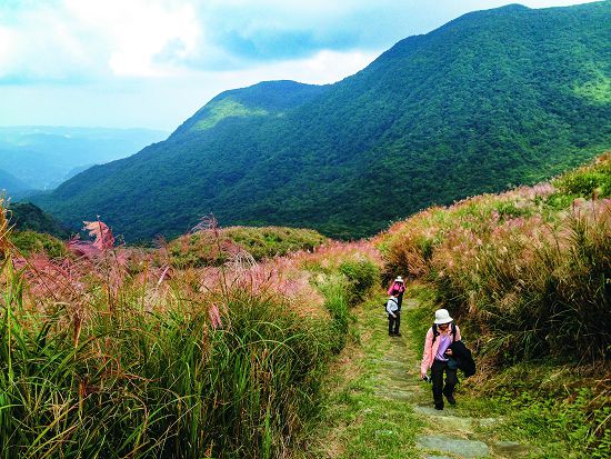 金包里大路是早期連結臺灣北海岸與臺北盆地北區重要的通道(左側為磺溪河谷)/王姵琪攝
