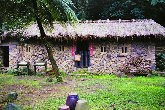 金包里大路沿線可見到歷史悠久風情各異的石頭厝