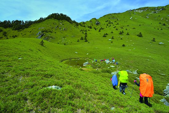 無痕山林是多數愛好登山者已能接受的觀念,將排遺帶下山更是蘊含著許多保護山林的重要概念/何小綠攝
