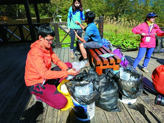 登山口收集排遺袋/雪管處提供(潘振彰攝)