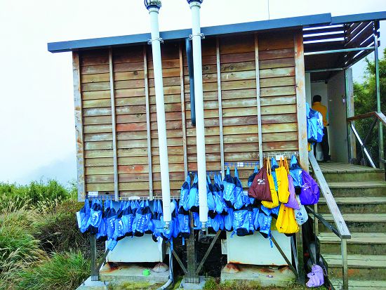 「淨‧ 愛的雪山 排遺帶下山」活動排遺袋吊掛於山屋外/雪管處提供(潘振彰攝)