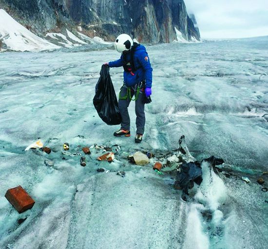全球許多登山勝地在雪季結束後,人類留下的垃圾一一顯現