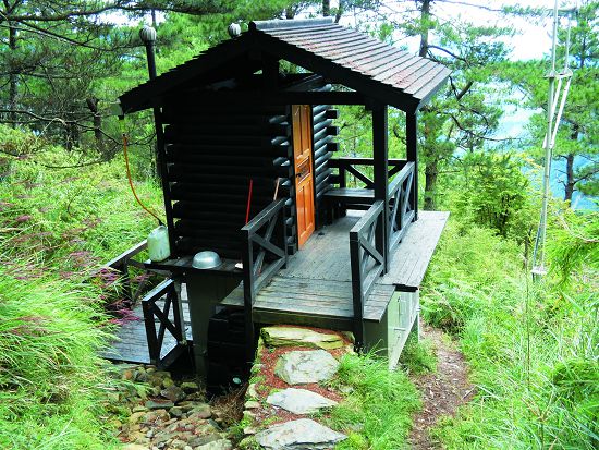 生態廁所以友善環境的概念處理山友排遺,但畢竟處理量有限,無法應付日漸增加的使用量(玉山國家公園孟碌亭生態廁所)/玉管處提供(鄭學屏攝)