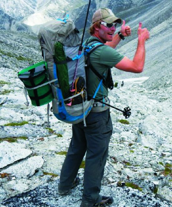 美國迪納利國家公園(Denali National Park)麥金利山西拱壁路線所使用的排遺收集桶,可綁縛於登山背包上