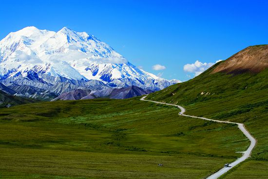 行走美國迪納利國家公園(Denali National Park)麥金利山西拱壁路線( the West Buttress of Mount McKinley) 規定必須攜帶排遺收集桶)