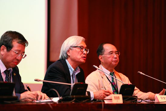 簡連貴、邱文彥、劉玉山教授(由左至右)參與「國家公園內水下文化資產之保護:課題與挑戰」講題之交流與對談