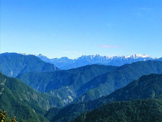 覆滿白雪的聖稜線