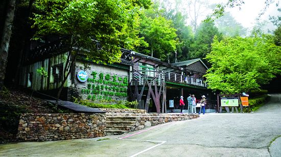 抵達遊客中心即可見到以自然材料，如石材、耐候鋼及樹意象線條呈現整體外觀，與周邊自然環境融合