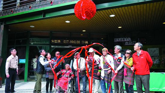 啟用當天營建署陳主秘與管理處長官及鄉長、地方耆老共同拉開彩球啟用