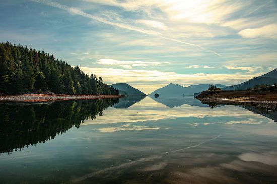 海達瓜依群島豐富的森林資源，吸引歐洲人在19世紀開始商業性伐木（圖為墨爾斯比島（Moresby Island）） 