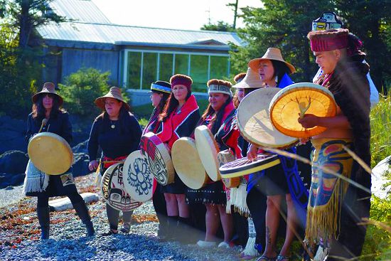 海達族身著傳統服飾舉行對遊客的歡迎儀式