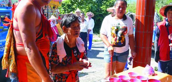 「響婆」(巫師)─張米枝阿嬤在四年一期的八保祭中,以原住民語向祖靈呼請祭拜/擷取自《海角鷹飛》