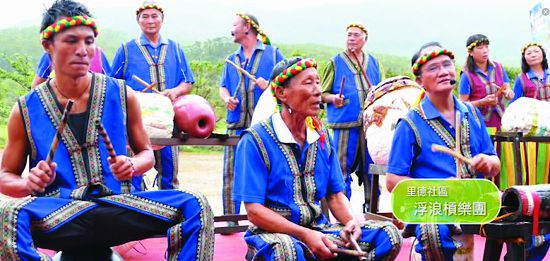 里德村浮浪槓樂團的唱誦著恆春半島的故事/擷取自《海角鷹飛》